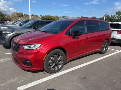 Used 2025 Chrysler Pacifica Limited w/ Uconnect Theater Family Group
