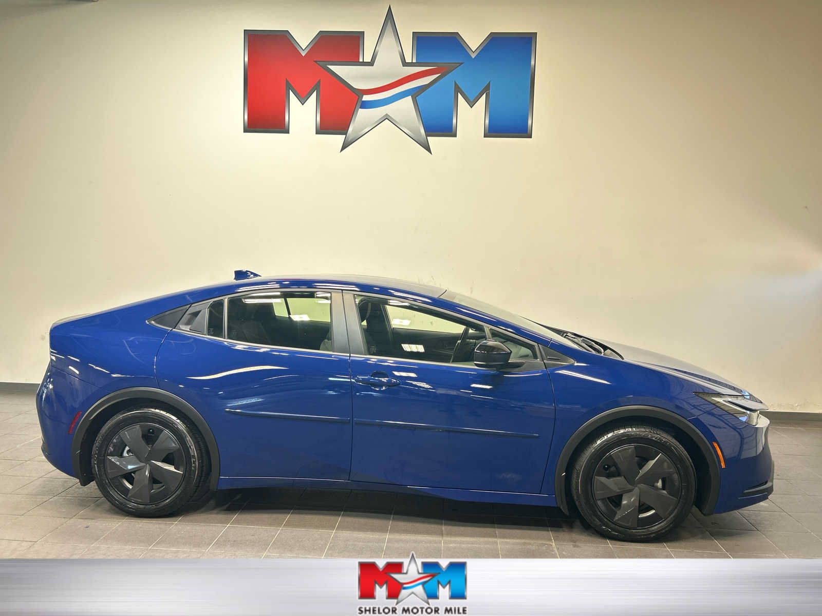 Used 2025 Toyota Prius LE FWD image 1