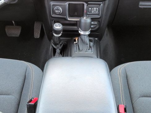 Used 2024 Jeep Gladiator Sport AWD/4WD image 18