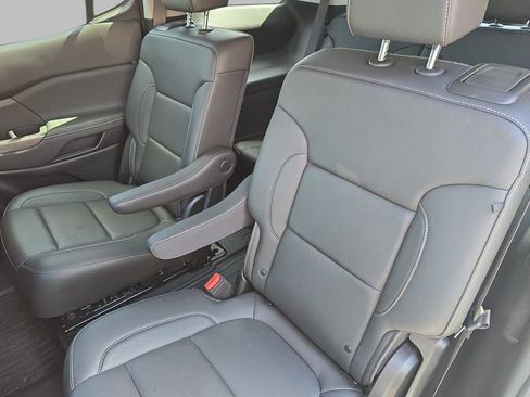 Certified 2023 GMC Acadia SLT w/ Preferred Package FWD image 15