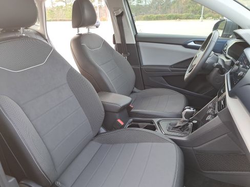 Certified 2023 Volkswagen Taos SE image 10