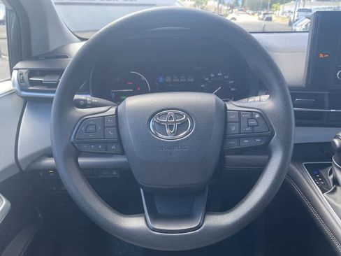 Used 2025 Toyota Sienna LE FWD image 14