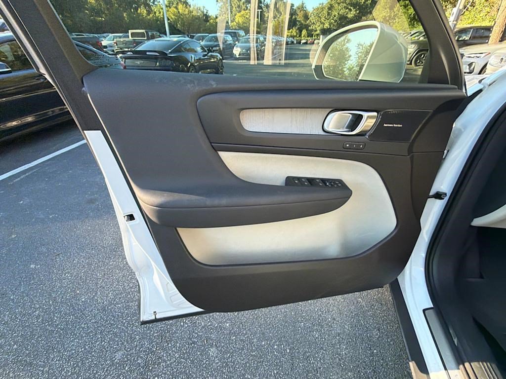 Used 2024 Volvo XC40 B5 Plus w/ Protection Package Premier AWD/4WD image 23
