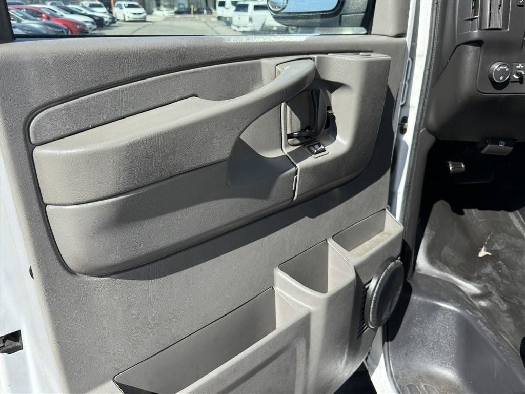 Used 2015 Chevrolet Express 2500 RWD image 10