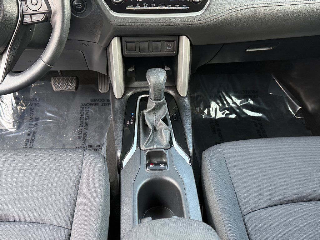 Used 2025 Toyota Corolla Cross LE FWD image 11
