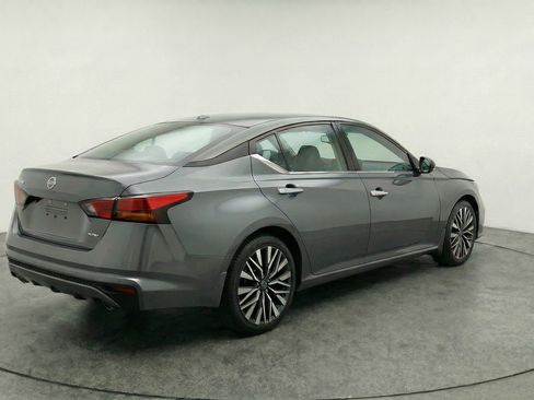 Used 2025 Nissan Altima 2.5 SV FWD image 9