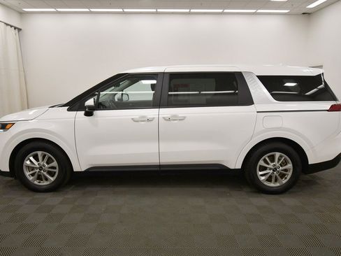 Certified 2024 Kia Carnival LX image 4