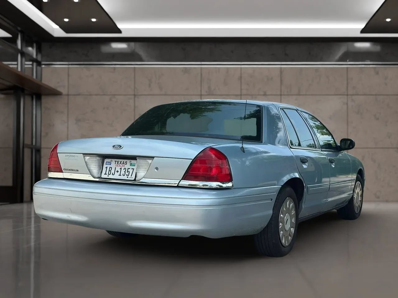 Used 2005 Ford Crown Victoria RWD image 2