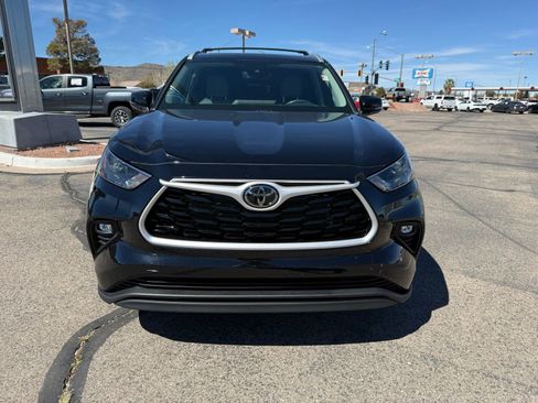 Used 2024 Toyota Highlander XLE image 2