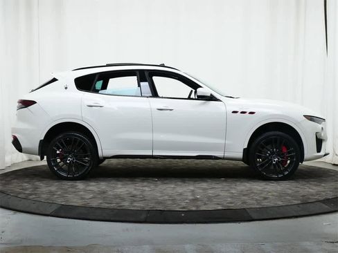 Used 2022 Maserati Levante Trofeo image 6