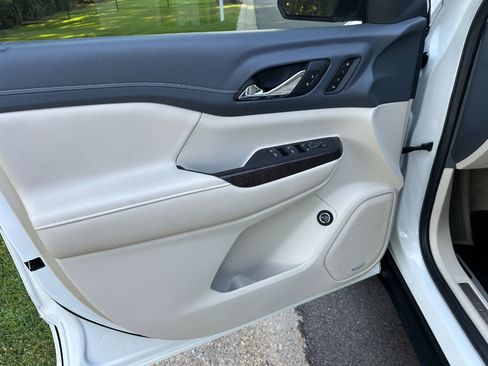 Used 2022 GMC Acadia Denali w/ Denali Technology Package image 9