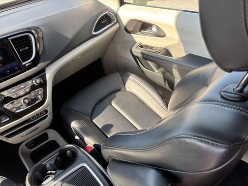 Used 2024 Chrysler Pacifica Touring-L FWD image 17