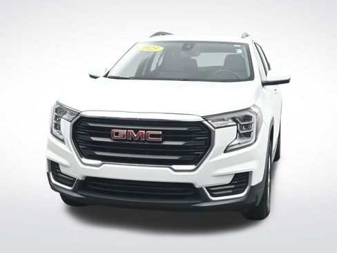 Used 2023 GMC Terrain SLE w/ Driver Convenience Package image 2