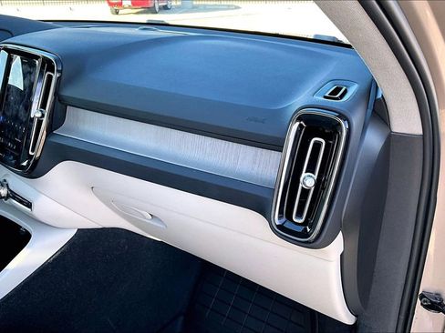 Used 2023 Volvo XC40 B4 Plus w/ Protection Package Premier image 21