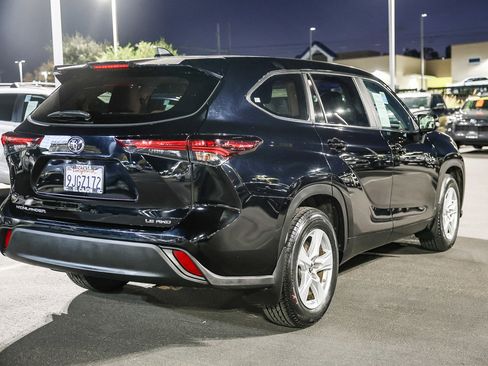Used 2024 Toyota Highlander LE image 26