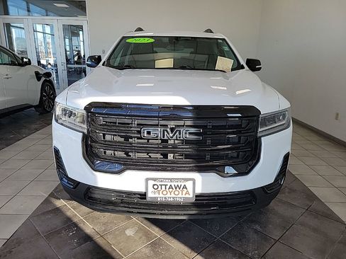 Used 2023 GMC Acadia SLE w/ Driver Convenience Package image 3