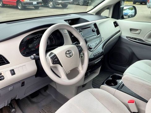 Used 2014 Toyota Sienna LE AWD/4WD image 19