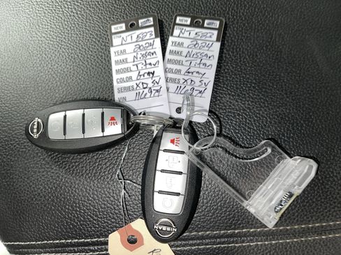 Used 2024 Nissan Titan SV w/ SV Convenience Package image 27