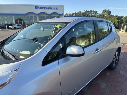 Used 2015 Nissan Leaf SL FWD image 3