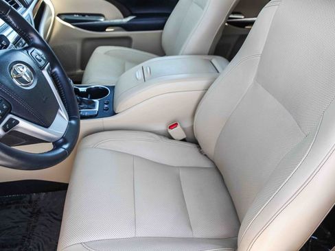 Used 2017 Toyota Highlander Limited w/ Carpet Mat Package AWD/4WD image 18