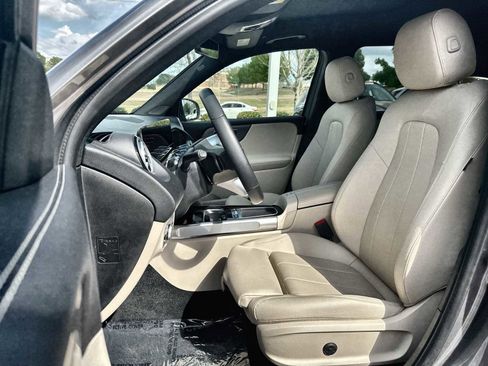 Used 2025 Mercedes-Benz GLB 250 image 3