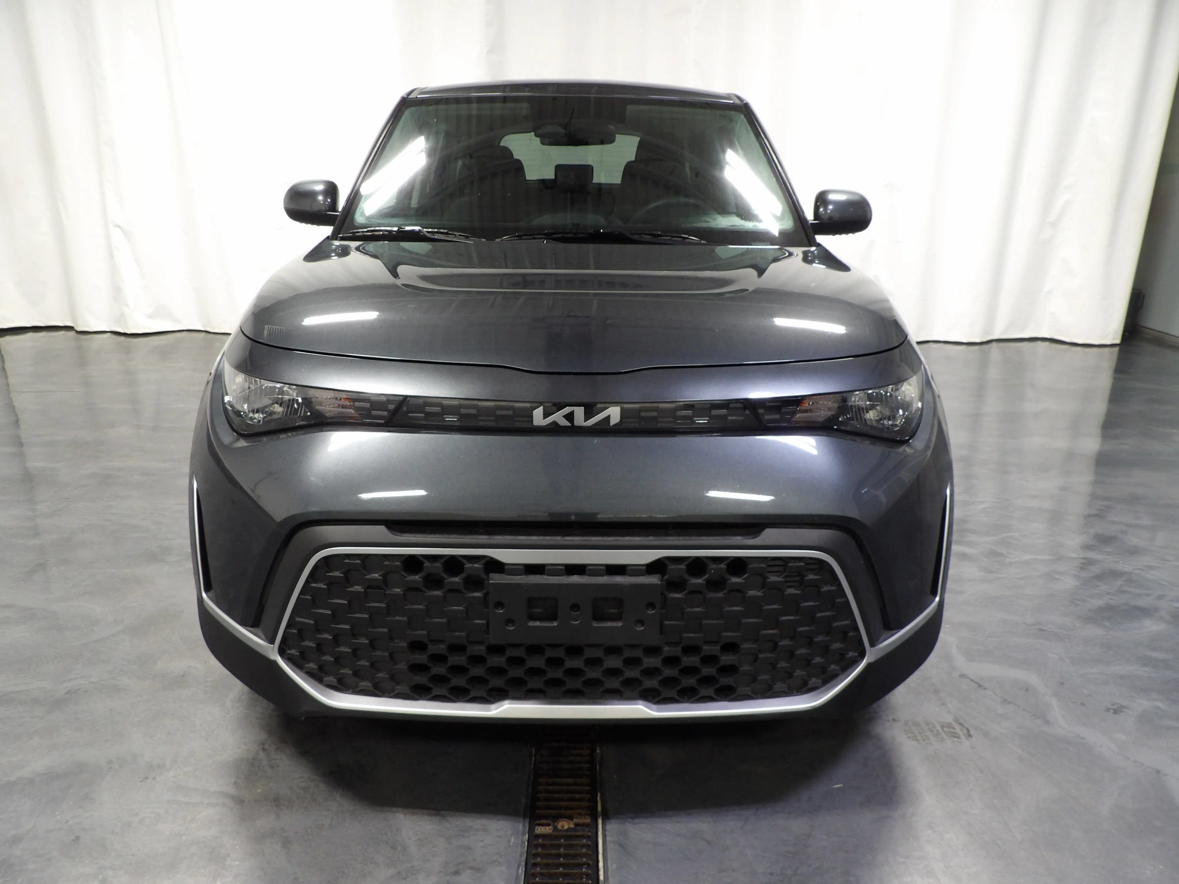 Used 2025 Kia Soul LX FWD image 2