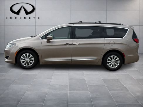 Used 2017 Chrysler Pacifica Touring-L FWD image 4