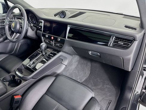 Certified 2025 Porsche Macan AWD/4WD image 31