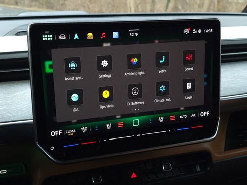 Used 2025 Volkswagen ID. Buzz Pro S image 40