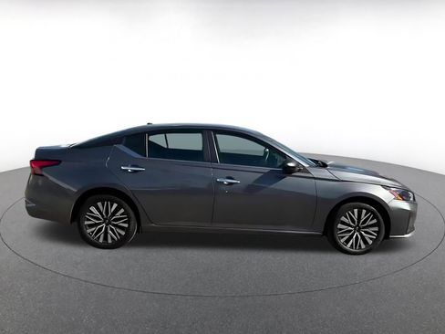 Used 2025 Nissan Altima 2.5 SV FWD image 16