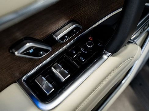 Used 2025 Land Rover Range Rover Long Wheelbase Autobiography image 31