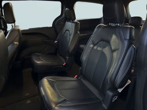 Used 2025 Chrysler Pacifica Select image 10