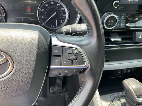 Used 2021 Toyota Highlander XLE AWD/4WD image 13