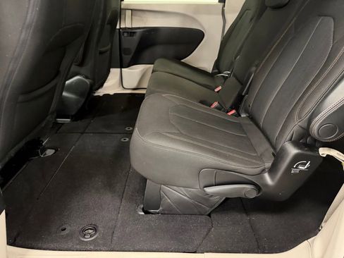 Used 2017 Chrysler Pacifica Touring image 22