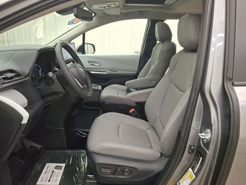 Used 2026 Toyota Sienna XLE FWD image 4