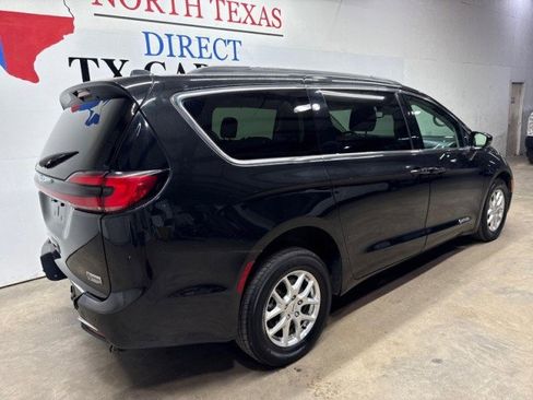 Used 2022 Chrysler Pacifica Touring-L image 5