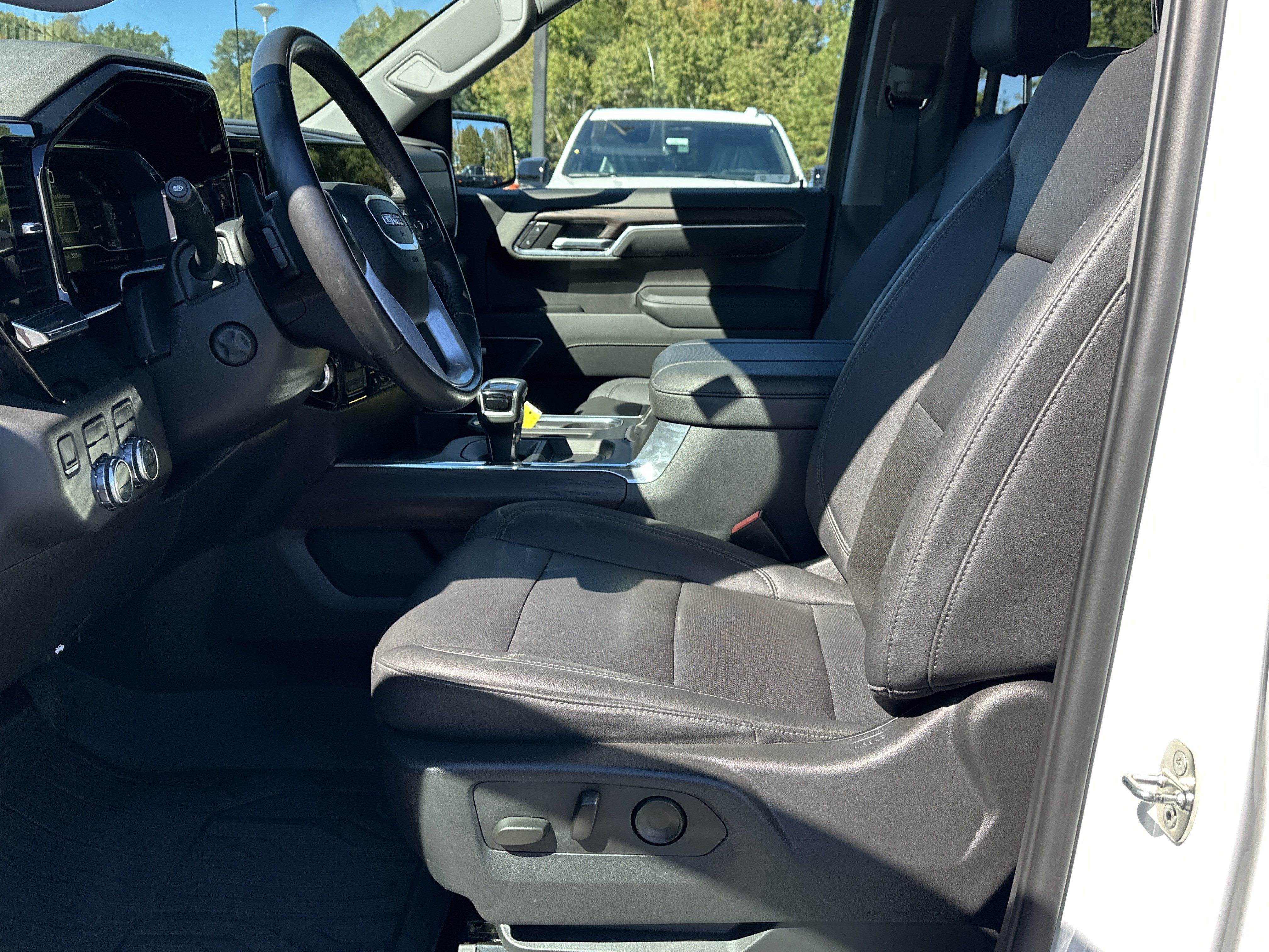 Used 2023 GMC Sierra 1500 SLT w/ SLT Premium Plus Package AWD/4WD image 9