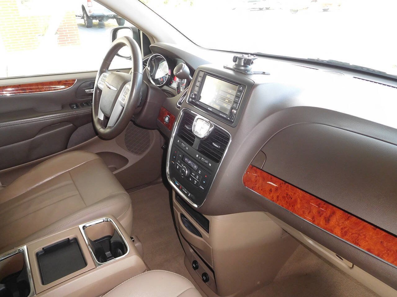Used 2016 Chrysler Town & Country Touring w/ Driver Convenience Group FWD image 16