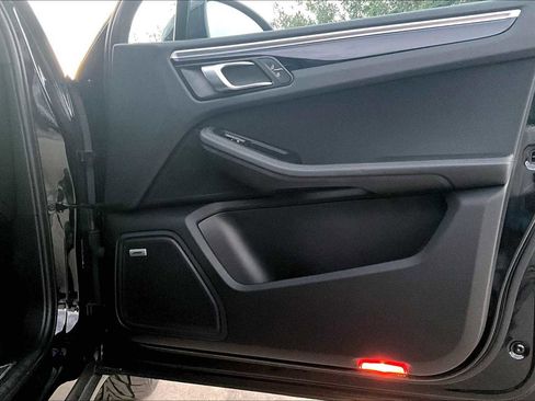 Used 2021 Porsche Macan image 46