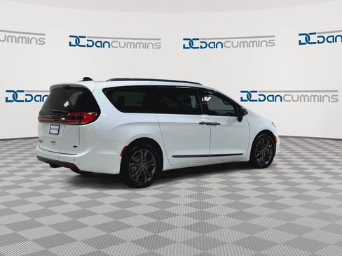 Used 2023 Chrysler Pacifica Touring-L w/ Uconnect Theater Family Group AWD/4WD image 9