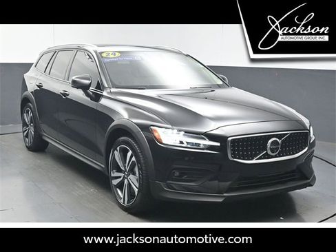 Used 2024 Volvo V60 B5 Cross Country Plus image 1
