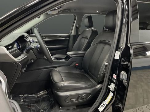 Used 2023 Jeep Grand Cherokee Limited w/ Luxury Tech Group II image 4