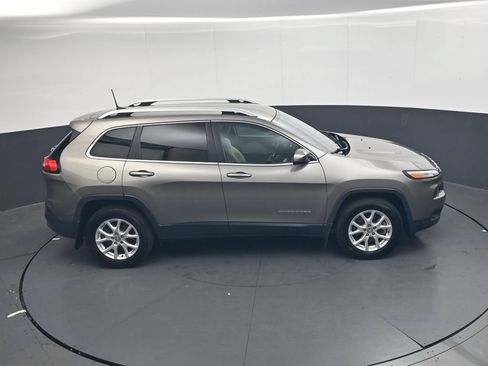 Used 2018 Jeep Cherokee Latitude w/ Cold Weather Group AWD/4WD image 38