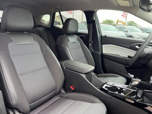 Used 2025 Chevrolet Trax LT FWD image 37