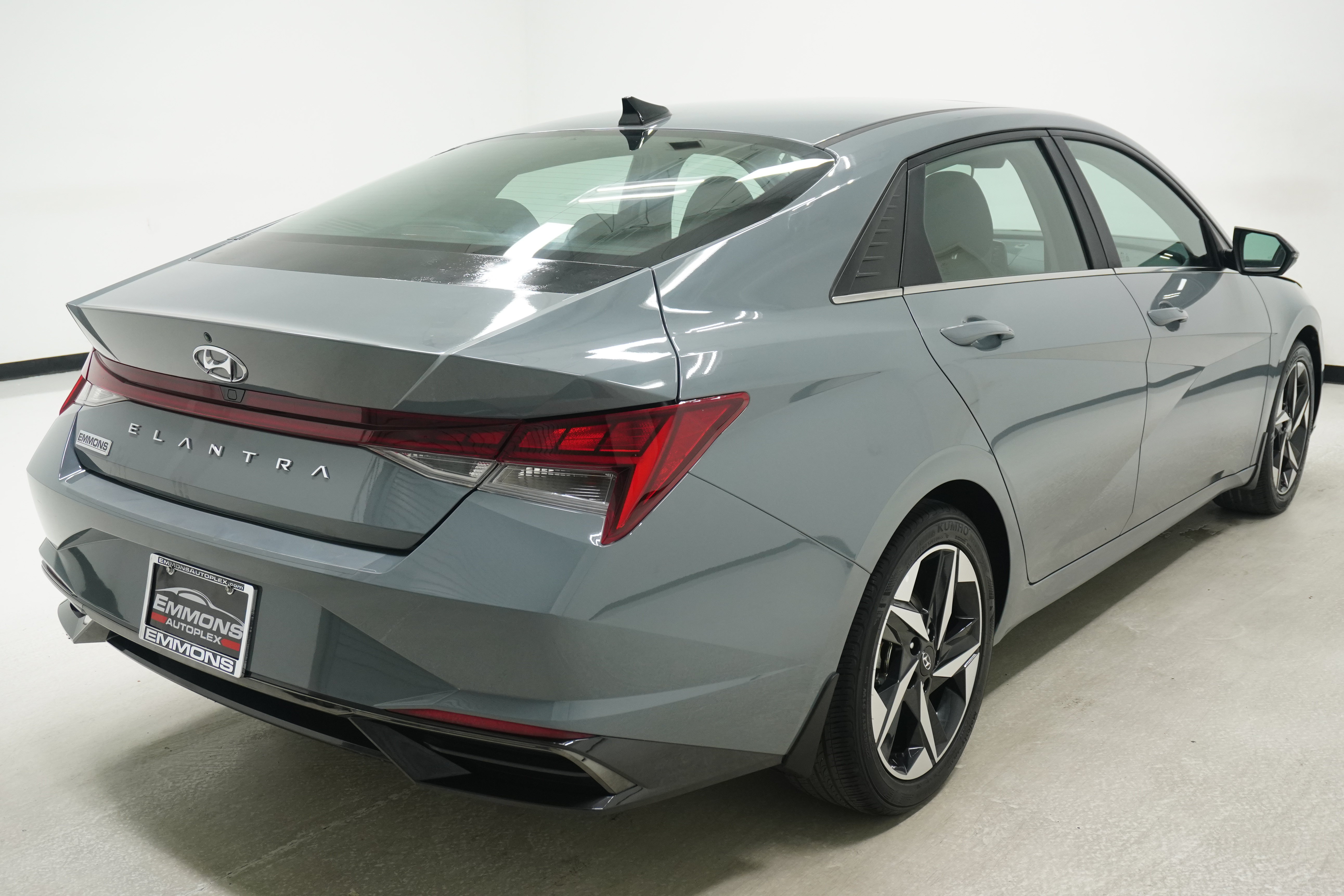 Used 2022 Hyundai Elantra SEL w/ Convenience + Premium Package FWD image 4
