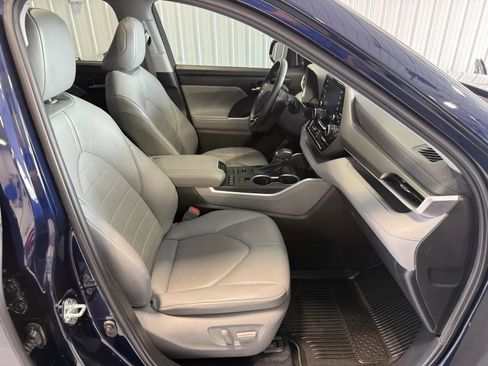 Used 2021 Toyota Highlander XLE AWD/4WD image 28