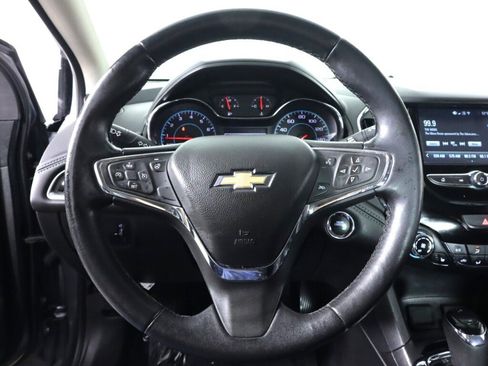 Used 2018 Chevrolet Cruze Premier image 11