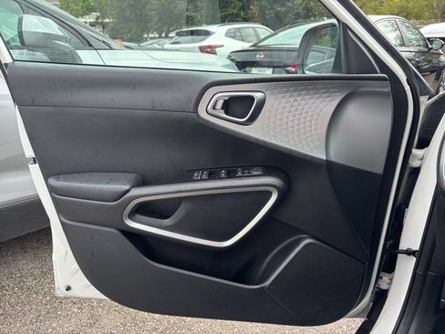 Used 2025 Kia Soul LX w/ LX Technology Package FWD image 18