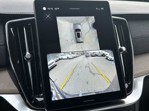 Certified 2025 Volvo XC90 B6 Plus image 27