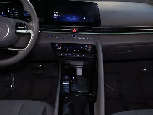 Used 2025 Hyundai Elantra SEL FWD image 16